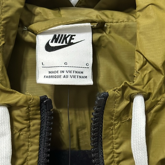 Nike Women’s Jacket Black/Olive Green (L) - Picture 6 of 15
